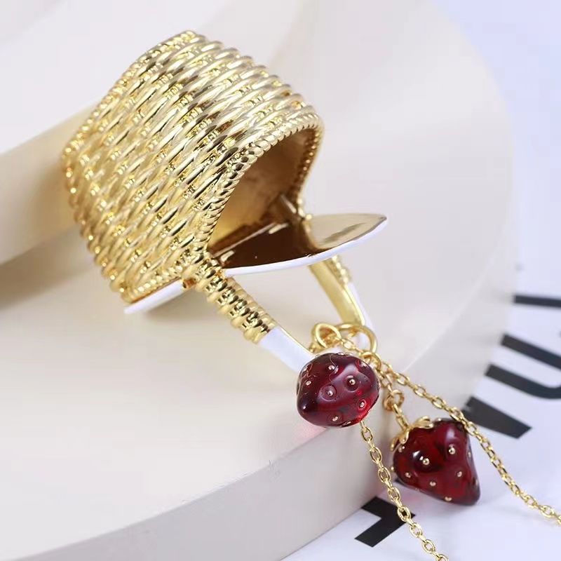 Fashionable Small Basket-Shaped Pendant Necklace